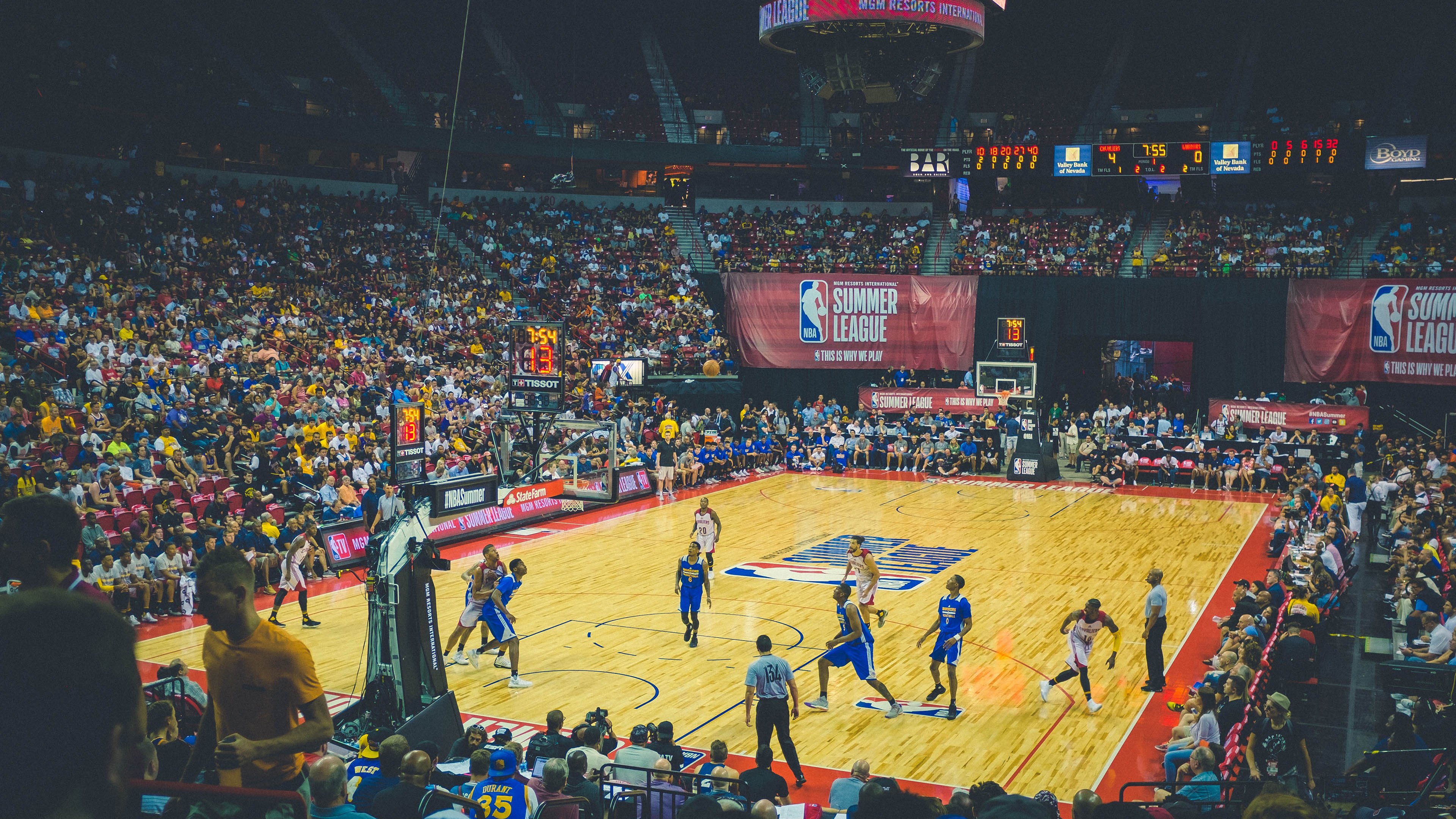 中国足球联赛打造高频赛后球迷访谈节目,记者采访中国足球球迷